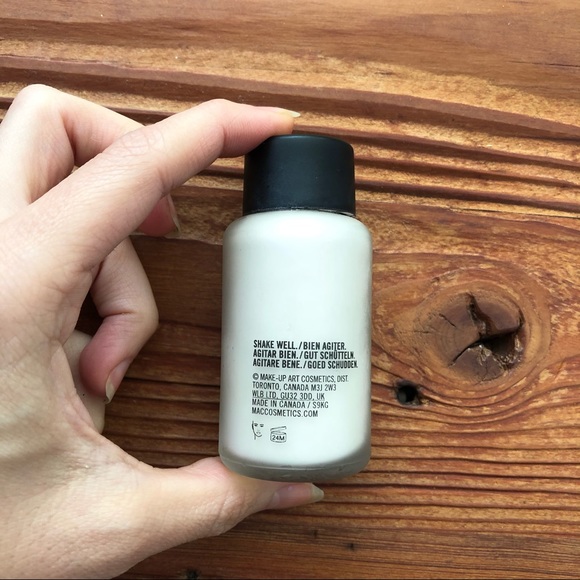 MAC Hyper Real Foundation, Violet - Picture 2 of 5